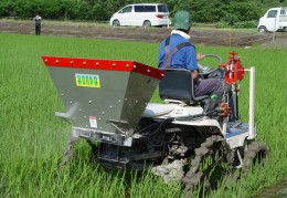 珪カリ散布機